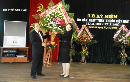 Phó Chủ tịch UBND tỉnh Mai Hoan Niê Kdăm tặng hoa chúc mừng ngành Y tế.