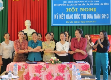 Lãnh đạo Hội LHPN các tỉnh Tây Nguyên ký kết giao ước thi đua năm 2013