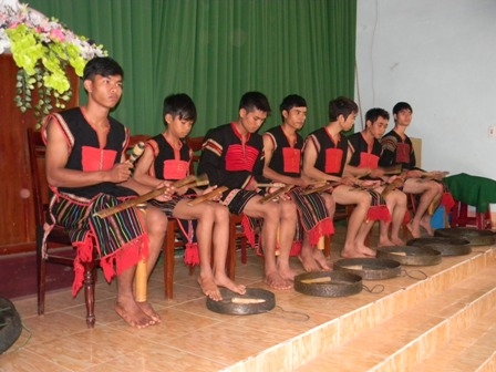 Đội chiêng trẻ...