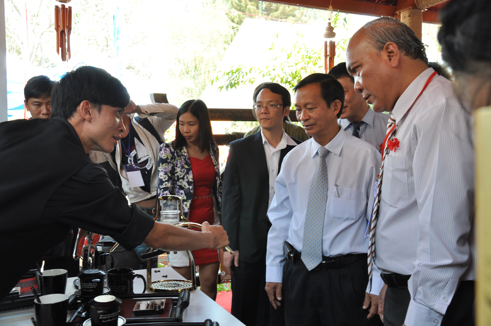Các nhân viên tại gian trưng bày của Công ty Cà phê Trung Nguyên giới thiệu về một cách pha chế cà phê