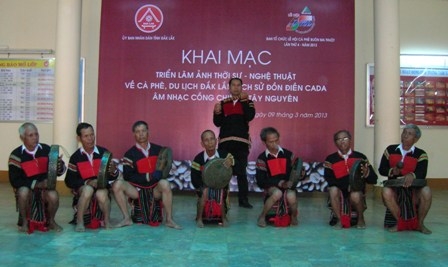 Đội nghệ nhân xã Cư Êbur (TP. Buôn Ma Thuột) diễn tấu chiêng tại Lễ khai mạc. 