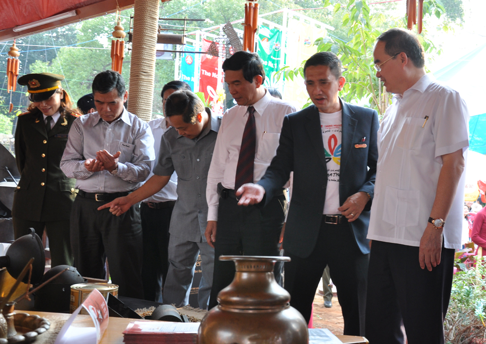 Phó Thủ tướng Chính phủ Nguyễn Thiện Nhân thăm gian trưng bày của Công ty cà phê Trung Nguyên