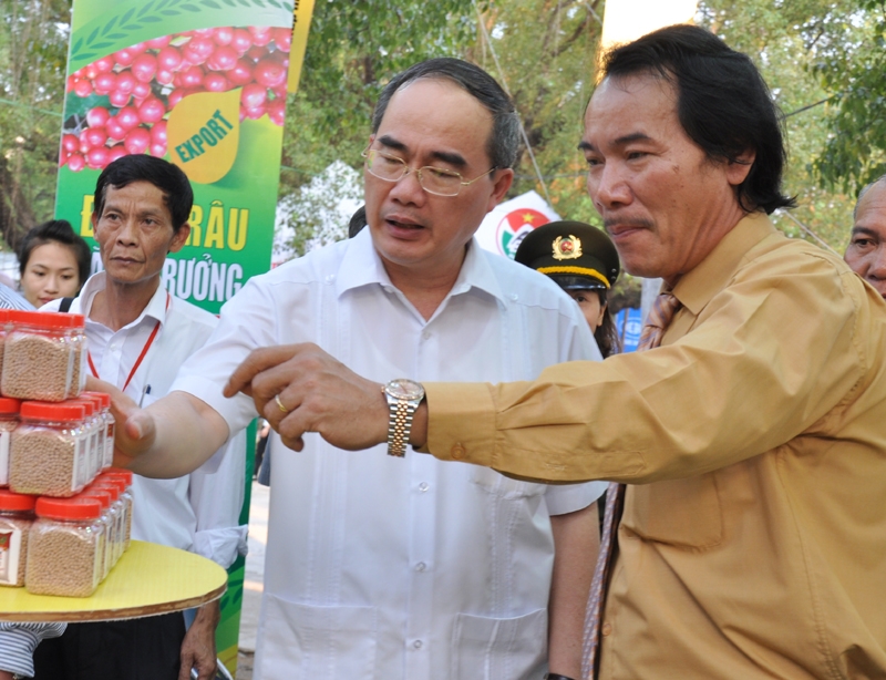 Phó Thủ tướng Chính phủ đang nghe đại diện Công ty Phân bón Bình Điền giới thiệu các sản phẩm đang được trưng bày