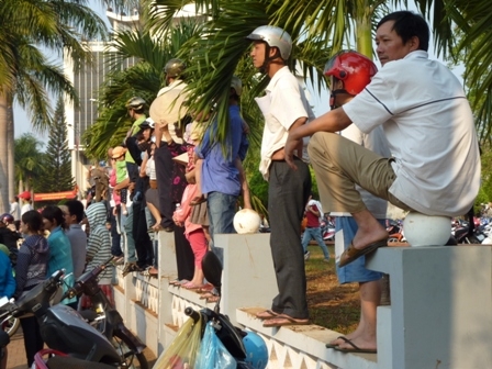 Ngồi lên cả đèn trang trí trên bờ rào Trung tâm Văn hóa tỉnh