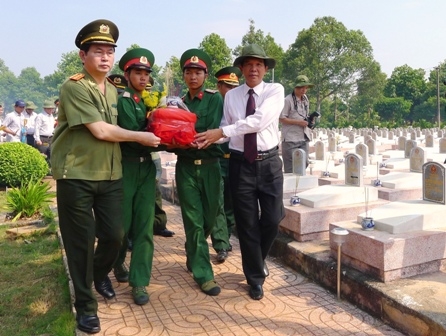 Đại tướng Trần Đại Quang và Chủ tịch UBND tỉnh Hòang Trọng Hải tiễn các anh về nơi an nghỉ trong nghĩa trang