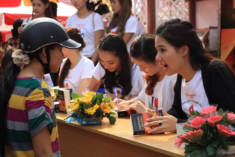 Trao đổi với những du khách tham quan