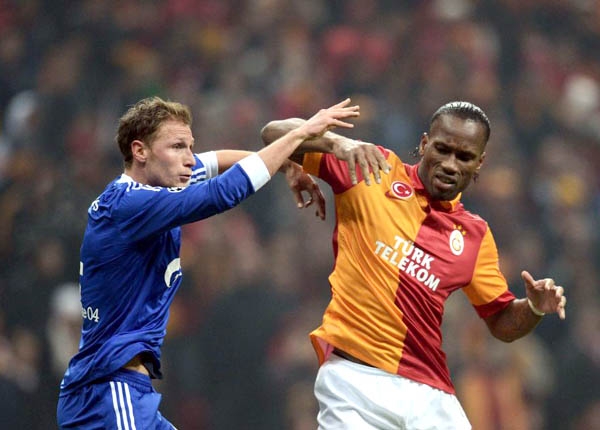 Drogba (phải) là hy vọng lón nhất của Schalke