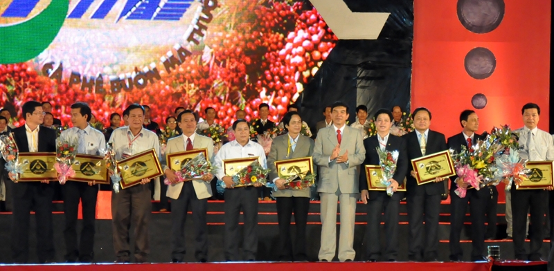Trao bảng vàng danh dự cho các đơn vị, doanh nghiệp tham gia tổ chức, đóng góp vào thành công của Lễ hội