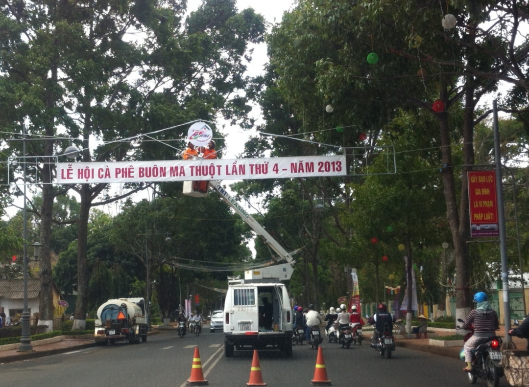 Công nhân Công ty TNHH Một thành viên Đô thị và Môi trường Dak Lak là những người đầu tiên thực hiện nhiệm vụ của mình