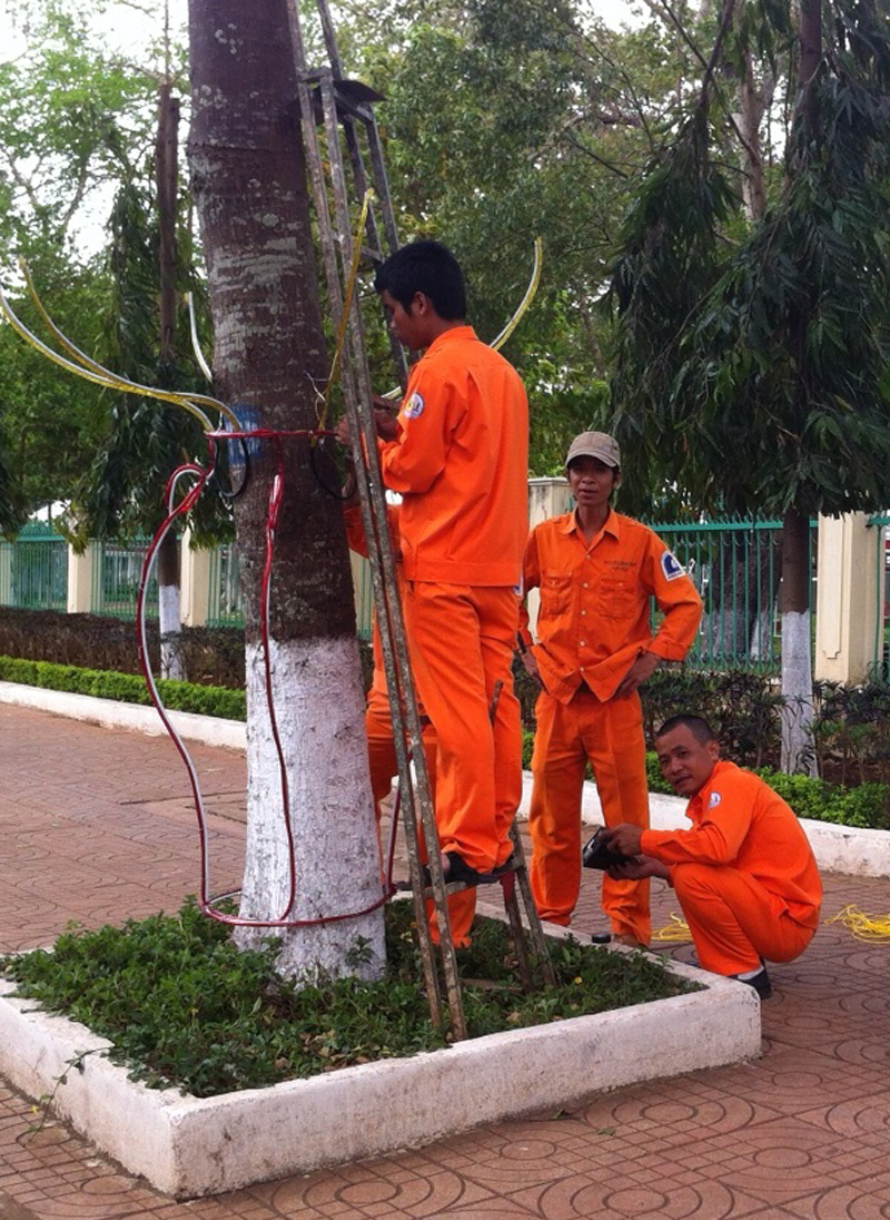 Để có những con đường được trang trí đẹp mắt, họ đã phải nỗ lực rất nhiều