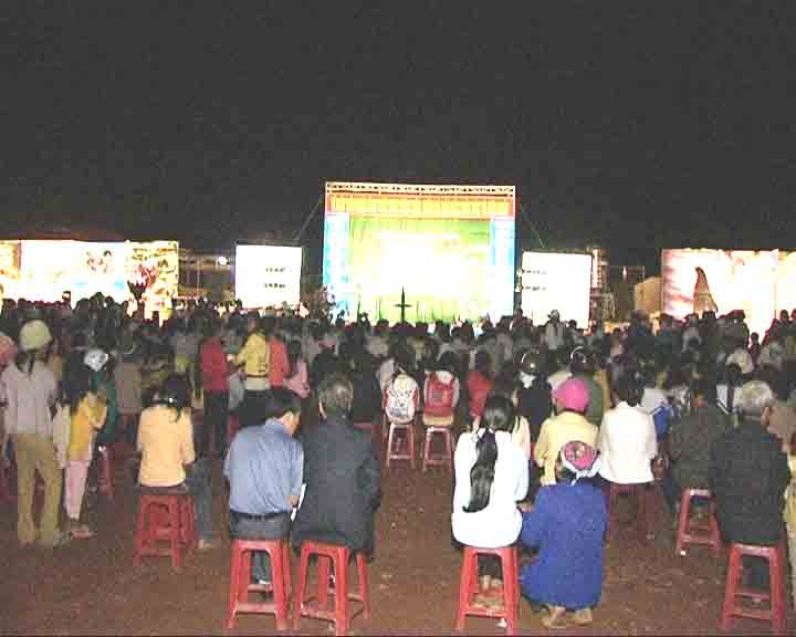 Dạ hội  điện ảnh tại huyện Cư M’gar chào mừng  Đại hội  lần thứ XI  của Đảng.