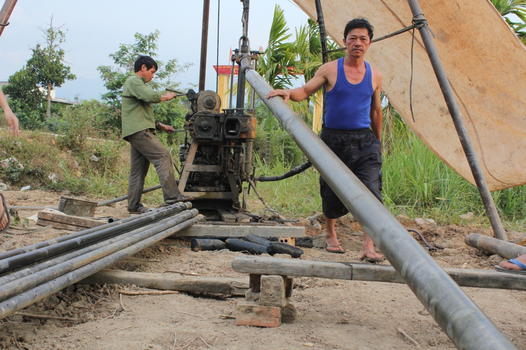 Người dân huyện Krông Bông khoan giếng tìm nguồn nước tưới ngay dưới lòng hồ khô kiệt.