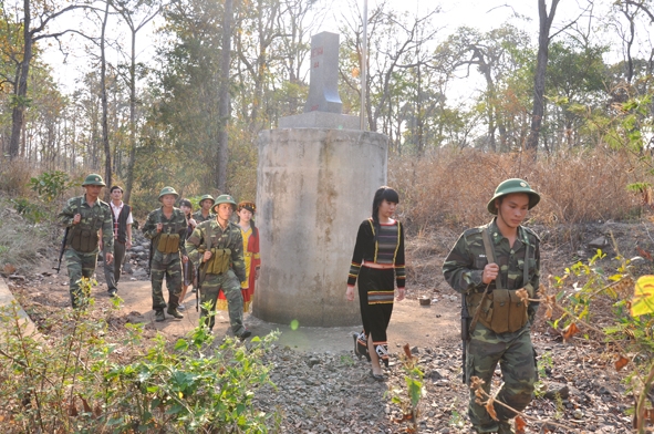 Cán bộ chiến sĩ biên phòng phối hợp với người dân địa phương phối hợp tuần tra,  bảo vệ biên giới.