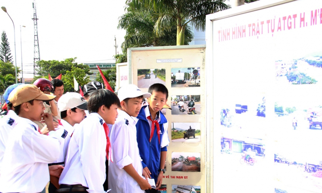 Triển lãm tranh, ảnh về hiểm họa TNGT thu hút  đông đảo học sinh tham gia.