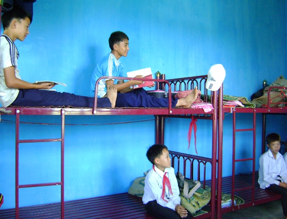 Học sinh Trường THCS Cư Pui tại khu nhà bán trú dân nuôi do Tỉnh Đoàn và UBND xã hỗ trợ xây dựng.