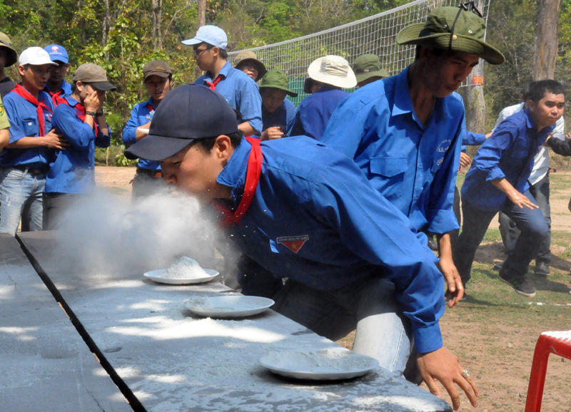 Các đội chơi thực hiện phần thi tìm kiếm và vận chuyển lương thực ra chiến trường