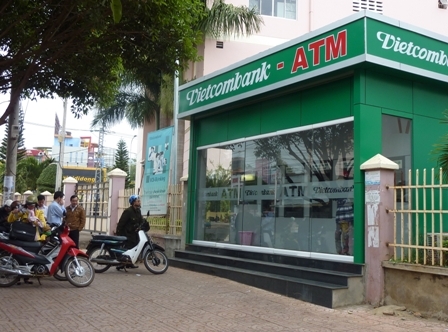 Khách hàng chuyển tiền từ thiện qua ATM cũng được miễn phí (ảnh minh họa)
