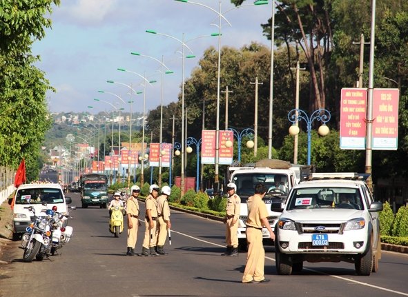 Lực lượng Cảnh sát giao thông tăng cường tuần tra, kiểm soát đối với lái xe ô tô.