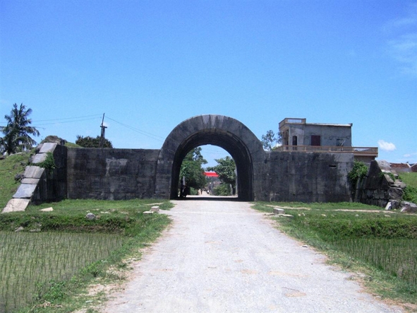 Di tích Thành nhà Hồ.