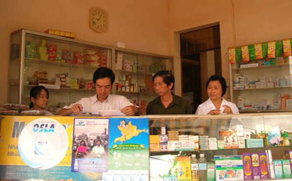 Thanh tra Sở Y tế kiểm tra hoạt động của một nhà thuốc trên địa bàn huyện Cư M'gar.