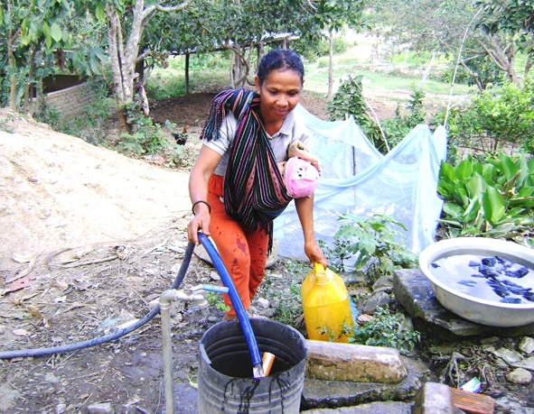 Vào  mùa khô,  chị H’Dơn  lại phải đi  xin  nước giếng  về  nấu ăn, uống.