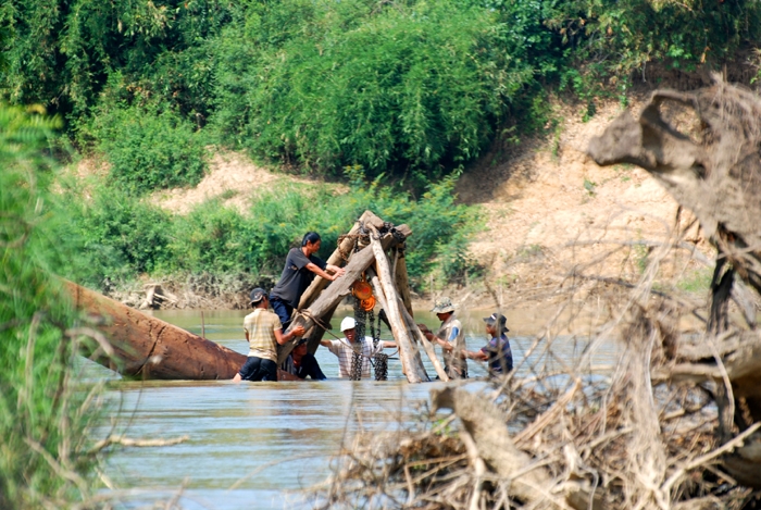 Trục vớt gỗ sâu dưới lòng sông.