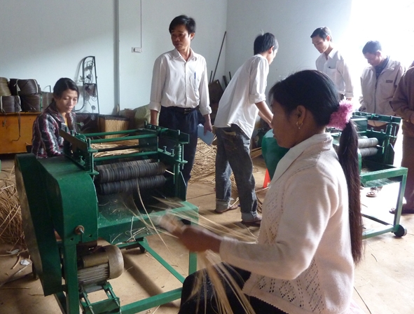 Xã viên HTX Mây tre đan – Dệt thổ cẩm Ea Kao sử dụng máy chẻ tre mây do Trung tâm Khuyến công và Tư vấn phát triển công nghiệp Dak Lak hỗ trợ.