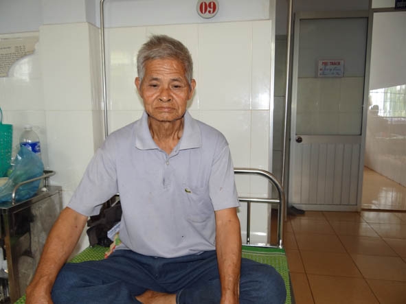 Đang điều trị tại bệnh viện nhưng ông Lầu luôn lo lắng về ba đứa cháu ở nhà.