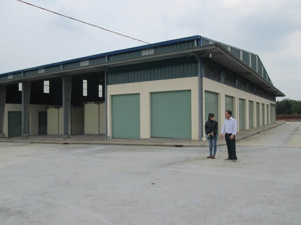    Chợ mới được xây dựng khang trang nhưng đang... bỏ không.