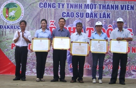 Đại diện lãnh đạo LĐLĐ tỉnh Trao Bằng khen của Tổng LĐLĐ