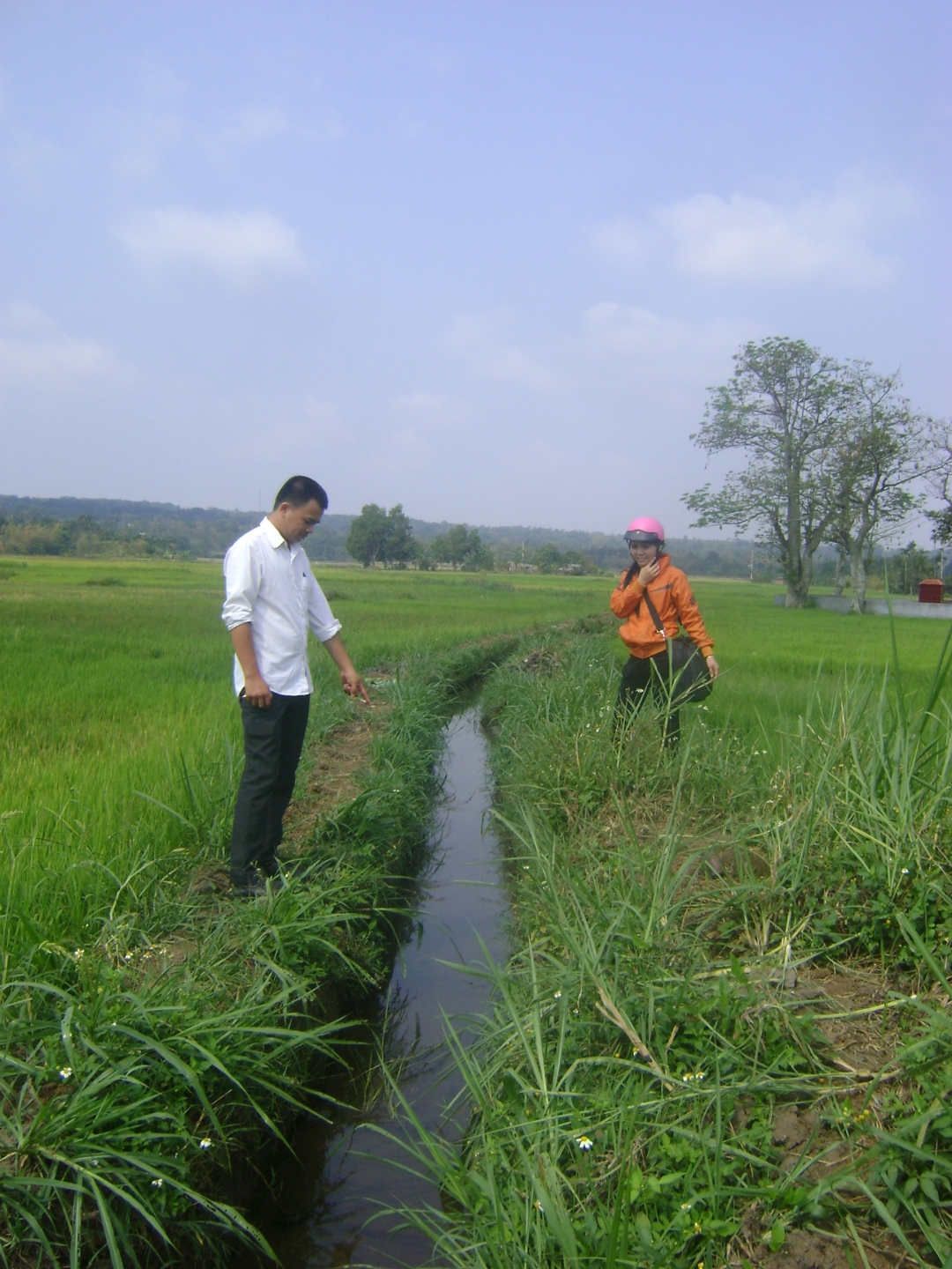 Đoạn kênh dẫn nước hơn 1 km do đoàn viên, thanh niên xã Hòa Thắng nạo vét giúp dân chống hạn.