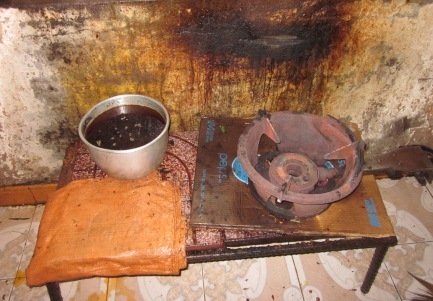 Cơ sở nhà ăn học viên của Trưởng Trung cấp Y tế sử dụng dần ăn đã chiên qua nhiều lần để chế biến thực phẩm.
