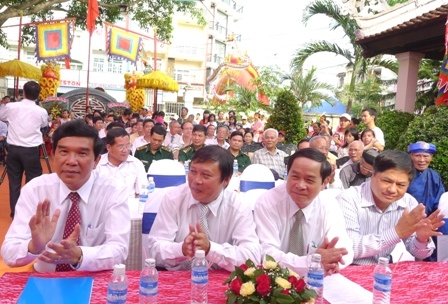 Đông đảo lãnh đạo và người dân trong tỉnh về dự Lễ
