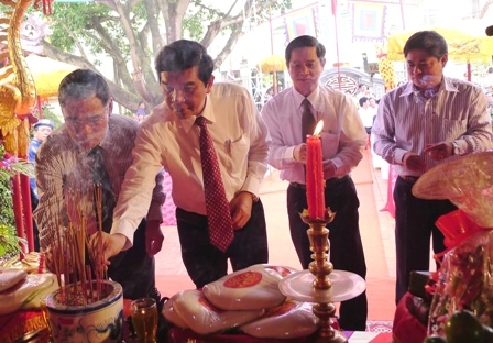 Lãnh đạo tỉnh dâng lễ vật và thắp hương lên bàn thờ Đức Quốc Tổ