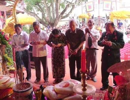 Đại diện các lão thành cách mạng dâng hương lên bàn thờ Quốc Tổ