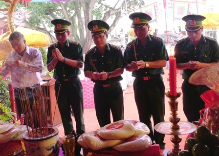 ...đại diện lực lượng vũ trang...