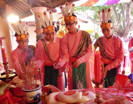 ...đại diện thế hệ trẻ... dâng hương lên bàn thờ Vua Hùng