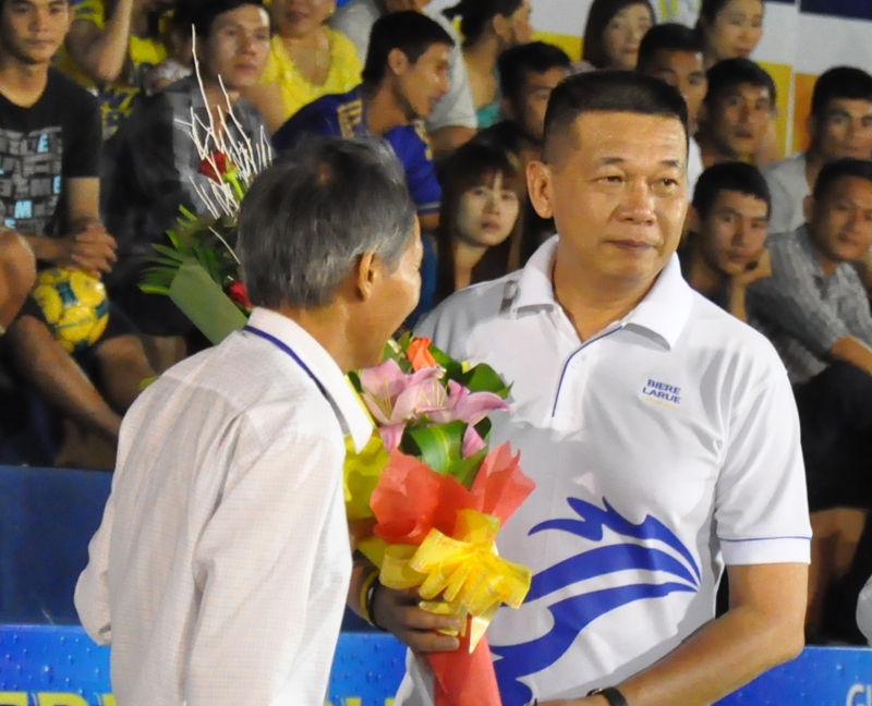 Đại diện nhà tài trợ nhận hoa từ ban tổ chức địa phương