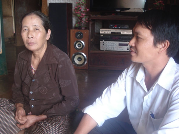 Anh Nguyễn Văn Đô (bìa phải) đến thăm hỏi một gia đình có hoàn cảnh đặc biệt khó khăn tại địa phương. Ảnh: H.T