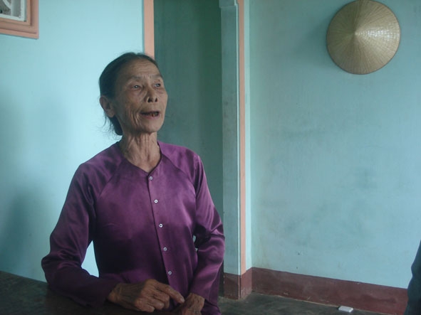 Bà Phạm Thị Đúc kể lại chuyện bị địch bắt  lên máy bay.