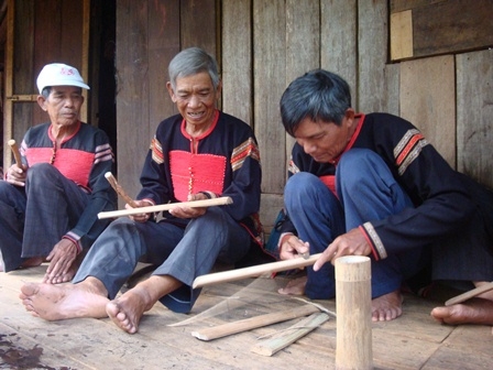 Các nghệ nhân đang chế tác Cing Kram 