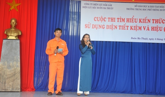 Đại diện PC Dak Lak phổ biến, tuyên truyền về kiến thức sử dụng điện tiết kiệm tại cuộc thi