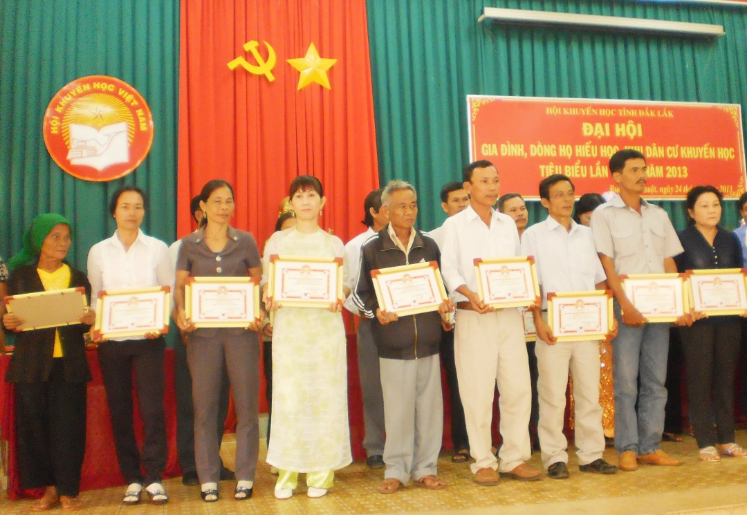 Các gia đình hiếu học tiêu biểu nhận Giấy chứng nhận của Hội Khuyến học tỉnh.