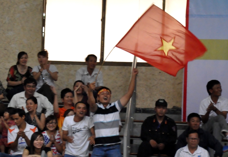 Trong khi đó CLB PFU Blue Cats như được thi đấu trên sân nhà bởi những tấm băng rôn mà họ mang theo
