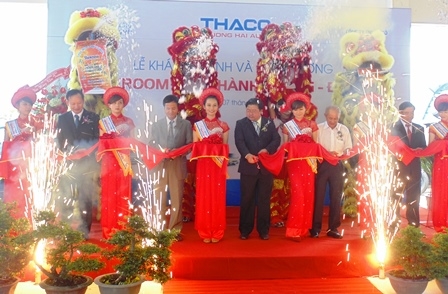 Nghi thức cắt băng khánh thành showroom