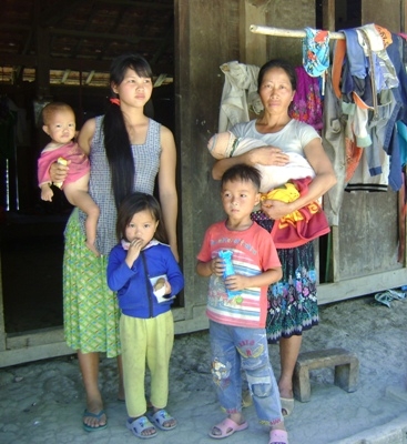 Lấy chồng sớm sinh nhiều con nên gia đình chị Lý Thị Dợ  luôn thuộc diện hộ nghèo của thôn Cư Rang.