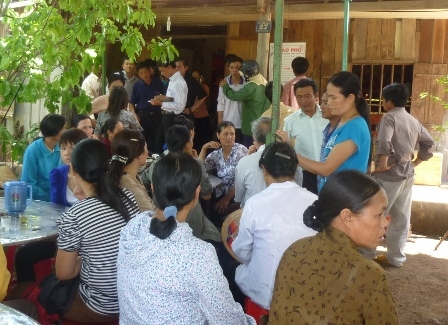 Đông đảo người dân đến chia buồn tại nhà em Lê Thị Ngọc Huyền 