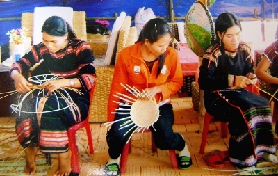 Nhiều hộ đồng bào dân tộc thiểu số ở buôn K’nia (xã Tân Tiến, Krông Pak) thoát nghèo nhờ nghề đan mây tre xuất khẩu.