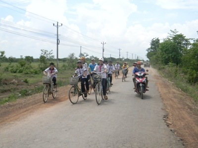 Đường giao thông và điện được đầu tư xây dựng trên vùng biên Ea Súp tạo điều kiện cho các em đi lại và học hành thuận lợi hơn.