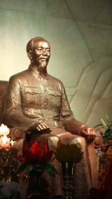 Tượng Bác Hồ trong đền thờ.
